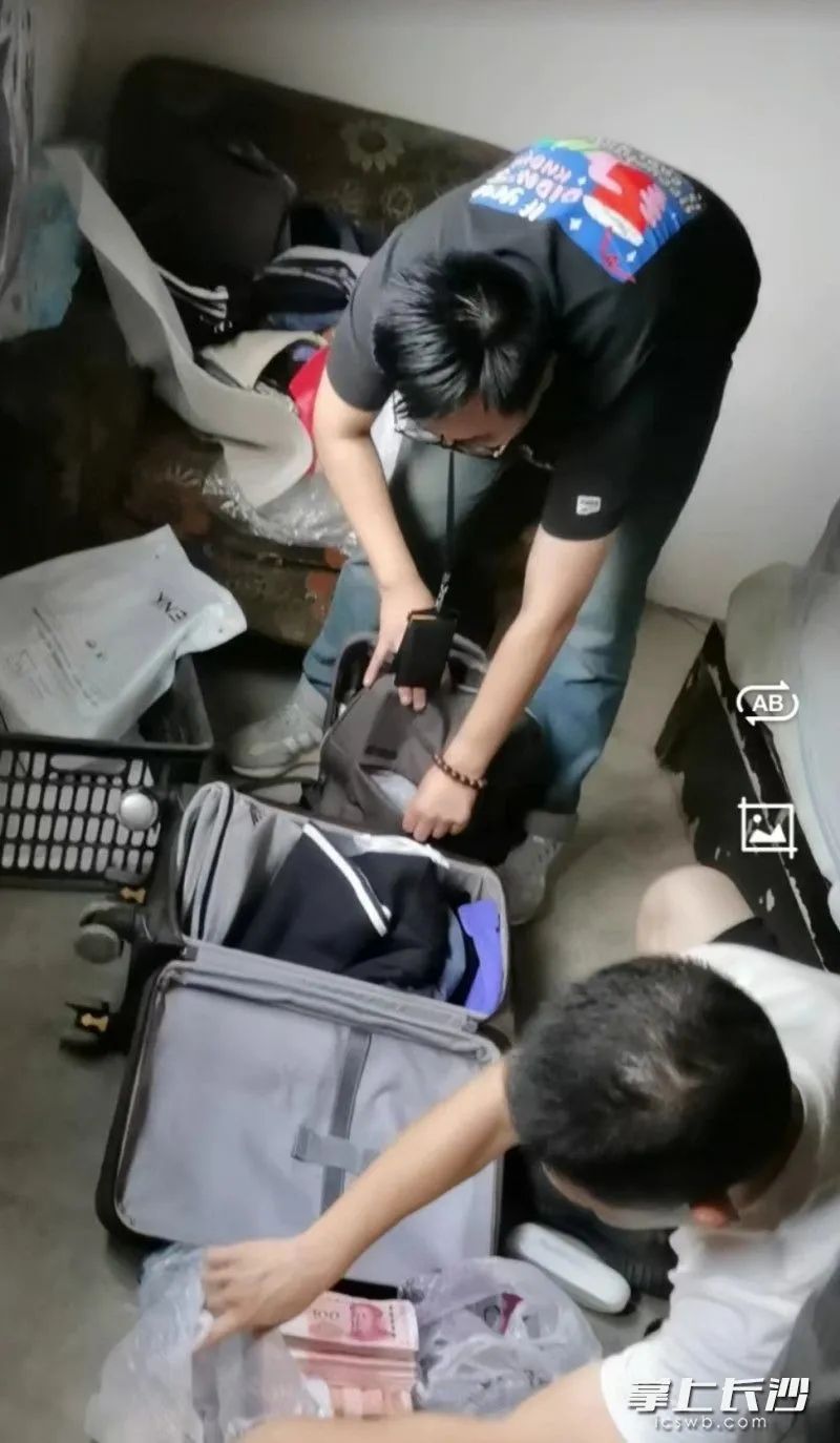 民警在其租住的房內(nèi)搜查出數(shù)萬元現(xiàn)金圖片